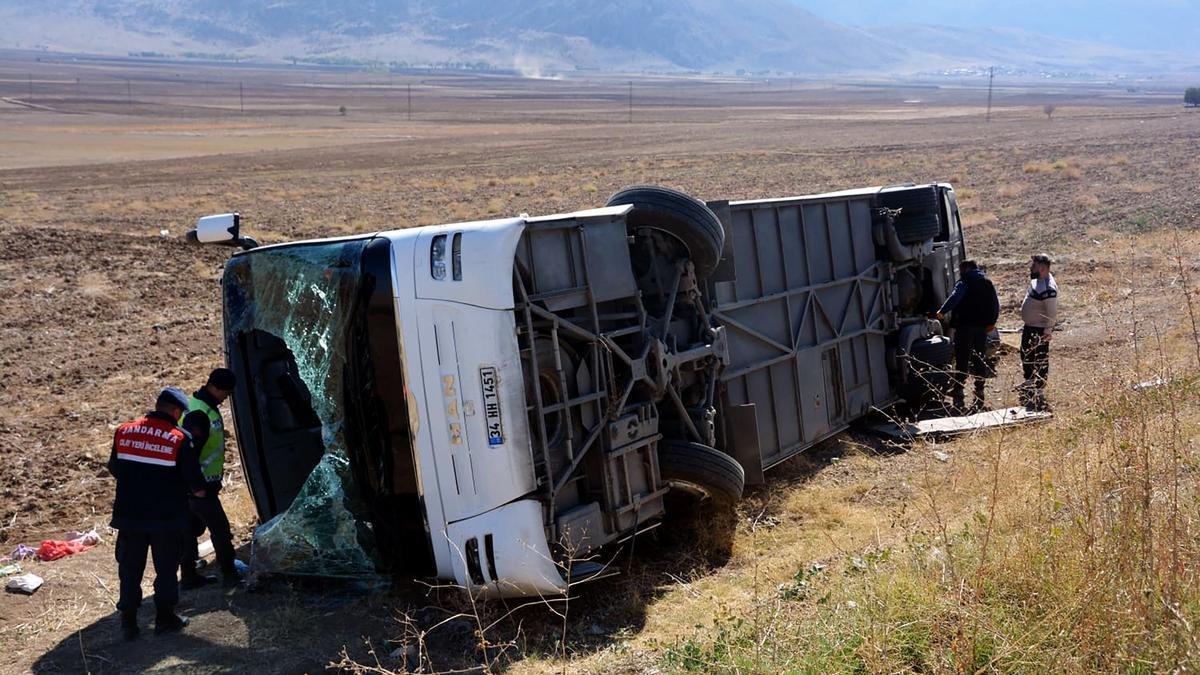 "Tragic Bus Crash in Turkey Claims Lives of Six Japanese Tourists, Injures 25 Others"