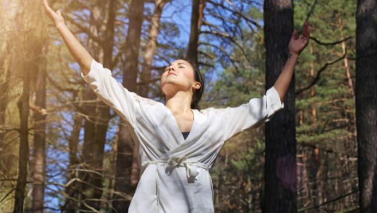 The Healing Power of Nature: Why Forest Bathing Is Trending in 2025